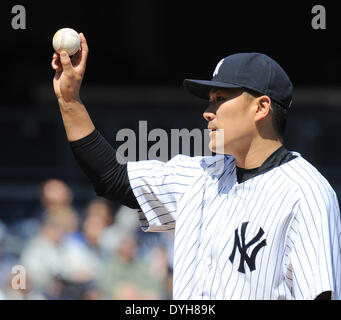 Le Bronx, NY, USA. Apr 16, 2014. Masahiro Tanaka (Yankee), le 16 avril 2014 - MLB : Masahiro Tanaka des Yankees de New York au cours de la Major League Baseball baseball jeu interleague programme double contre les Cubs de Chicago au Yankee Stadium dans le Bronx, NY, USA. Credit : AFLO/Alamy Live News Banque D'Images