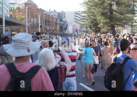 Manly Beach, Sydney, Australie. 18 avr, 2014. Prince William et Kate, le duc et la duchesse de Cambridge visiter Manly Beach à Sydney, où les grandes foules attendent leur arrivée. L'Australie. Crédit : martin berry/Alamy Live News Banque D'Images