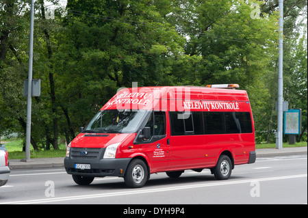 Le public transportfined les contrôleurs de Vilnius, Lituanie. Banque D'Images