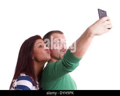 Silly jeune couple faisant face canard tout en tenant avec smart téléphone appareil selfies Banque D'Images