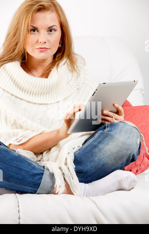 Young woman using digital tablet Banque D'Images