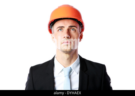 Portrait d'une pensive businessman dans casque orange isolé sur fond blanc Banque D'Images