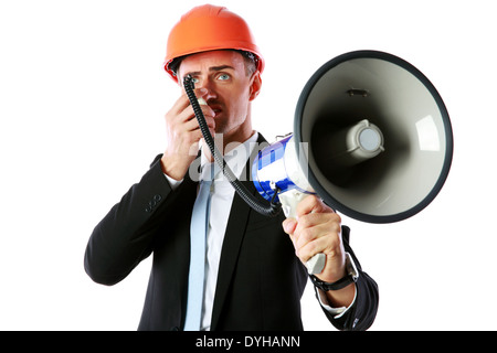 Businessman in helmet criant avec mégaphone sur fond blanc Banque D'Images