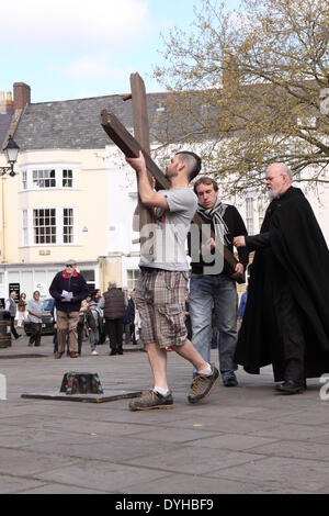 Wells, Somerset, Royaume-Uni. 18 avril, 2014. - Vendredi Saint Pâques chrétiens suivent la marche du témoin comme une croix en bois est réalisée dans les rues de l'Angleterre de la plus petite ville de la cathédrale pour célébrer la crucifixion du Christ le Vendredi saint 18 avril 2014. Banque D'Images