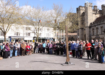 Wells, Somerset, Royaume-Uni. 18 avril, 2014. - Pâques Vendredi saint les chrétiens se rassemblent pour un service en plein air sur la Place du marché, des puits après la Marche de procession témoin a la croix de bois à travers les rues de l'Angleterre de la plus petite ville de la cathédrale - Vendredi Saint 18 avril 2014. Banque D'Images