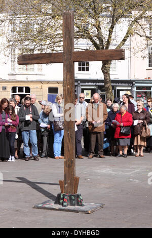 Wells, Somerset, Royaume-Uni. 18 avril, 2014. - Pâques Vendredi saint les chrétiens se rassemblent pour un service en plein air sur la Place du marché, des puits après la Marche de procession témoin a la croix de bois à travers les rues de l'Angleterre de la plus petite ville de la cathédrale - Vendredi Saint 18 avril 2014. Banque D'Images