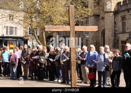 Wells, Somerset, Royaume-Uni. 18 avril, 2014. - Pâques Vendredi saint les chrétiens se rassemblent pour un service en plein air sur la Place du marché, des puits après la Marche de procession témoin a la croix de bois à travers les rues de l'Angleterre de la plus petite ville de la cathédrale - Vendredi Saint 18 avril 2014. Banque D'Images