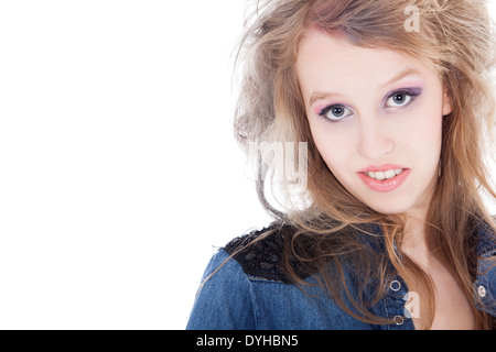 Jeune adolescente blonde difficiles avec chemisier jeans sur un fond blanc Banque D'Images