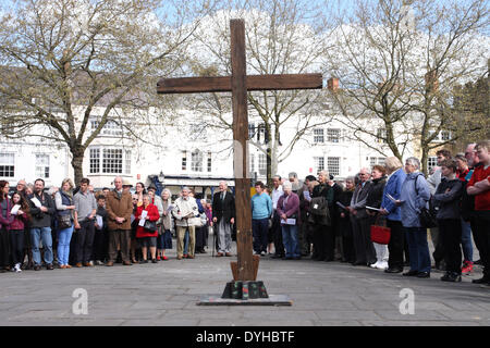 Wells, Somerset, Royaume-Uni. 18 avril, 2014. - Pâques Vendredi saint les chrétiens se rassemblent pour un service en plein air sur la Place du marché, des puits après la Marche de procession témoin a la croix de bois à travers les rues de l'Angleterre de la plus petite ville de la cathédrale - Vendredi Saint 18 avril 2014. Banque D'Images