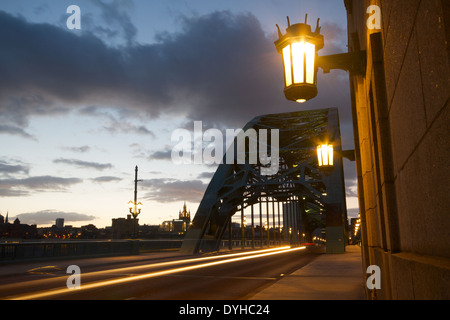 Feu de circulation pédestre en mouvement sur le pont Tyne entre Newcastle et Gateshead, Tyne et Wear Banque D'Images