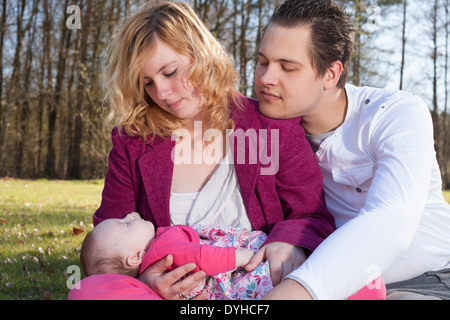 Jeune famille a beau temps avec leur bébé sur une journée ensoleillée Banque D'Images