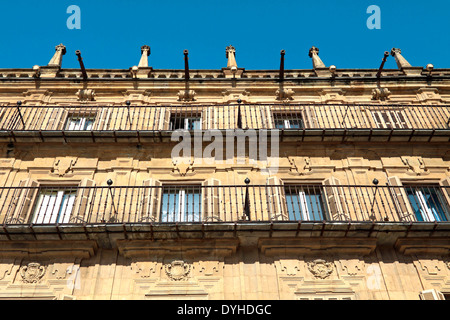 Salamanque, Castille et León, Espagne : Close-up de l'hôtel de ville sur la Plaza Mayor, construite dans le style baroque du xviiie siècle. Banque D'Images