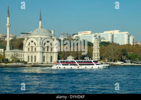 La Turquie, Istanbul, Besiktas, Dolmabahce-Camii Uhrtum, des palais de Dolmabahçe dahinter und das Swiss Hotel Banque D'Images