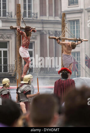 Londres, Royaume-Uni. 18 avr, 2014. La passion de Jésus à Trafalgar Square est effectuée - en costumes authentiques de la journée - par des bénévoles de dans et autour de Londres, les chevaux, les ânes et les colombes. L'événement est gratuit et attire jusqu'à 20 000 personnes pour chacune de ses deux représentations à 12 h et 15 h le vendredi saint à Londres, Trafalgar Square, UK. Credit : Cecilia Colussi/Alamy Live News Banque D'Images