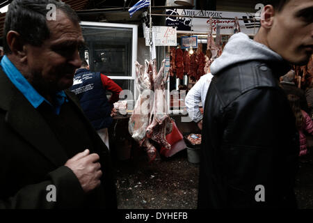 Thessalonique, Grèce. 18 avril 2014. Les clients à pied au marché de la viande pendant la Semaine Sainte dans le nord de la ville grecque de Thessalonique le Jeudi, Avril 18, 2014. Plus de 250 millions de chrétiens orthodoxes dans le monde entier va célébrer Pâques cette année le dimanche 20 avril quand les Grecs mangent traditionnellement rôti d'agneau à l'extérieur sur une broche. Credit : Konstantinos Tsakalidis/Alamy Live News Banque D'Images