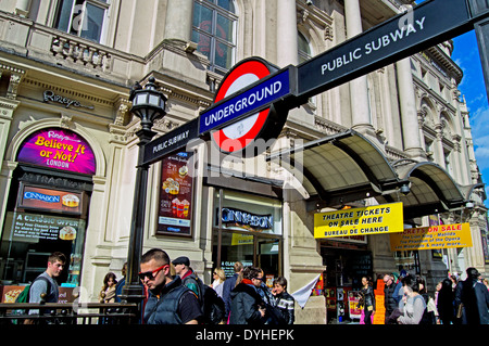 Entrée de la station de métro Piccadilly Circus en face de Ripley's museum, West End, Londres, Angleterre, Royaume-Uni Banque D'Images