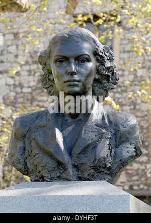 Londres, Angleterre, Royaume-Uni. Buste de Violette Szabo sur le Special Operations Executive Memorial (2009 : Karen Newman) Banque D'Images