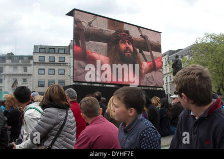 London UK. 18 avril 2014. L'acteur James de l'Burke-Dunsmore Wintershall joueurs effectue la Passion de Jésus le Vendredi saint pour les foules à Trafalgar Square London Crédit : amer ghazzal/Alamy Live News Banque D'Images