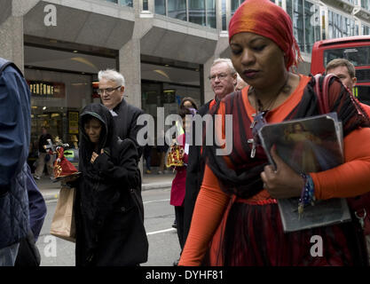 Londres, Royaume-Uni. 18 avr, 2014. Les fidèles de trois différentes églises, catholique et anglicane, méthodiste, se réunir pour l'assemblée annuelle de la possession la croix pour marquer le Vendredi saint, à Londres, le 18 avril 2014. Crédit : Jay Shaw Baker/NurPhoto ZUMAPRESS.com/Alamy/Live News Banque D'Images