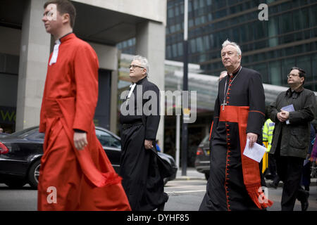 Londres, Royaume-Uni. 18 avr, 2014. Les fidèles de trois différentes églises, catholique et anglicane, méthodiste, se réunir pour l'assemblée annuelle de la possession la croix pour marquer le Vendredi saint, à Londres, le 18 avril 2014. Crédit : Jay Shaw Baker/NurPhoto ZUMAPRESS.com/Alamy/Live News Banque D'Images