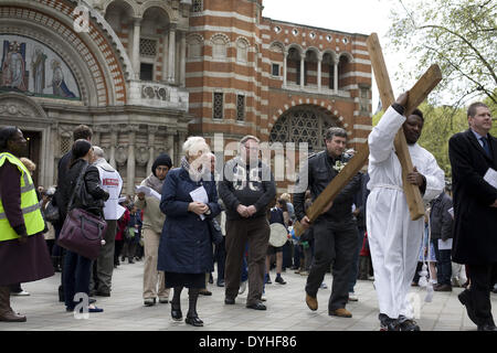 Londres, Royaume-Uni. 18 avr, 2014. Les fidèles de trois différentes églises, catholique et anglicane, méthodiste, se réunir pour l'assemblée annuelle de la possession la croix pour marquer le Vendredi saint, à Londres, le 18 avril 2014. Crédit : Jay Shaw Baker/NurPhoto ZUMAPRESS.com/Alamy/Live News Banque D'Images