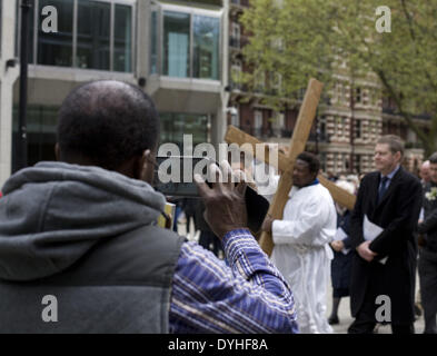 Londres, Royaume-Uni. 18 avr, 2014. Les fidèles de trois différentes églises, catholique et anglicane, méthodiste, se réunir pour l'assemblée annuelle de la possession la croix pour marquer le Vendredi saint, à Londres, le 18 avril 2014. Crédit : Jay Shaw Baker/NurPhoto ZUMAPRESS.com/Alamy/Live News Banque D'Images