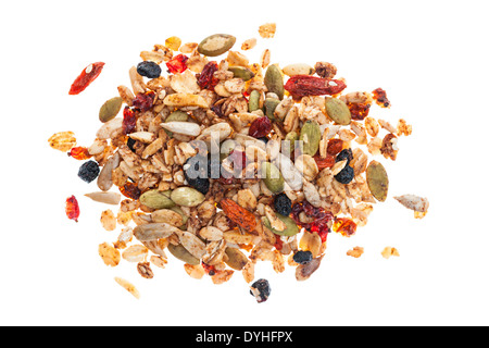 Pile de granola maison avec diverses graines et baies en plongée des isolé sur fond blanc Banque D'Images