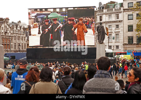 Londres, Royaume-Uni. 18 avril 2014. Devant un auditoire de performances en plein air de la Passion de Jésus par l'Wintershall joueurs à Trafalgar Square le Vendredi saint. Tovy Adina : Crédit/Alamy Live News Banque D'Images