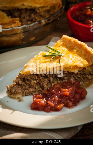 Tranche de viande de porc traditionnel pie Tourtiere avec apple et chutney de canneberges du Québec, Canada. Banque D'Images