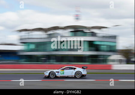 Northampton, Royaume-Uni. 18 avr, 2014. # 97 Aston Martin Racing Aston Martin Vantage V8 de Darren Turner (GBR)/Stefan Mucke (GER)/ en action au cours de la première à la première série de l'2014 FIA World Endurance Championship du circuit de Silverstone. Credit : Action Plus Sport/Alamy Live News Banque D'Images