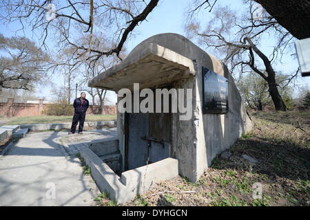 (140418) -- HARBIN, 18 avril 2014 (Xinhua) -- Photo prise le 18 avril 2014 montre les ruines d'une entrée de la reproduction animale chambres de l'Unité 731 dans la région de Harbin, capitale de la province du nord-est de la Chine. L'unité 731 était une à base de Harbin de guerre chimique et biologique de l'unité de recherche de l'armée japonaise pendant la DEUXIÈME GUERRE MONDIALE. L'Unité 731 ruines des installations à Harbin sont les preuves d'atrocités pendant la guerre commises par les envahisseurs japonais en Chine. L'unité 731 ont mené une série d'expériences dont l'objet les victimes de vivisections germe, attaques de guerre, essais d'armes nucléaires et d'autres formes de torture. Apri Banque D'Images