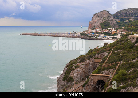 Casteldeffels, Espagne - 11 octobre 2013 : vue sur la voie ferrée, la montagne et la mer Méditerranée. Banque D'Images