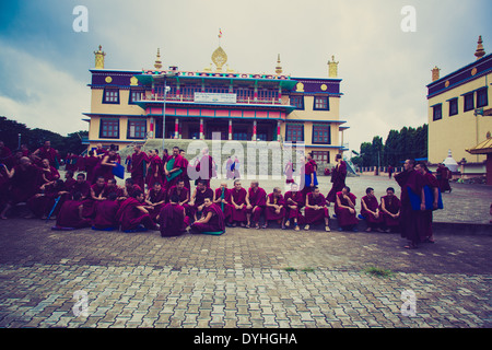 Les moines bouddhistes Début pour lancer le débat session au monastère de Séra jé à Bylakuppe , en Inde. Banque D'Images
