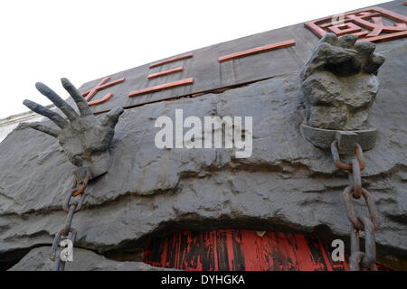 (140418) -- HARBIN, 18 avril 2014 (Xinhua) -- Photo prise le 18 avril 2014 montre une sculpture à l'Unité 731 ruines et sites dans Harbin, capitale de la province du nord-est de la Chine. L'unité 731 était une à base de Harbin de guerre chimique et biologique de l'unité de recherche de l'armée japonaise pendant la DEUXIÈME GUERRE MONDIALE. L'Unité 731 ruines des installations à Harbin sont les preuves d'atrocités pendant la guerre commises par les envahisseurs japonais en Chine. L'unité 731 ont mené une série d'expériences dont l'objet les victimes de vivisections germe, attaques de guerre, essais d'armes nucléaires et d'autres formes de torture. Le 18 avril est l'International Banque D'Images