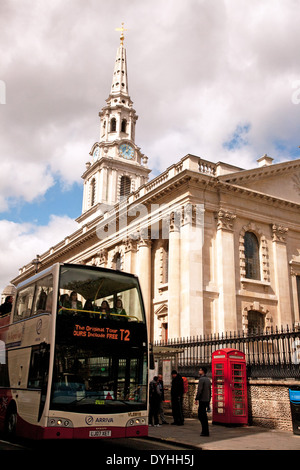 London bus de tournée à St Martin dans l'église de champ, Trafalgar Square, Londres, UK Banque D'Images