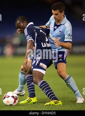 Melbourne, Victoria, Australie. 18 avr, 2014. ADAMA TRAORE défenseur de Melbourne Victory tente de se passer l'opposition au cours de la 2e élimination match final entre Melbourne Victory FC dans et l'Australian Hyundai A-League pour la saison 2013-24 à l'Etihad Stadium, Melbourne, Australie. © Tom Griffiths/ZUMA/ZUMAPRESS.com/Alamy fil Live News Banque D'Images