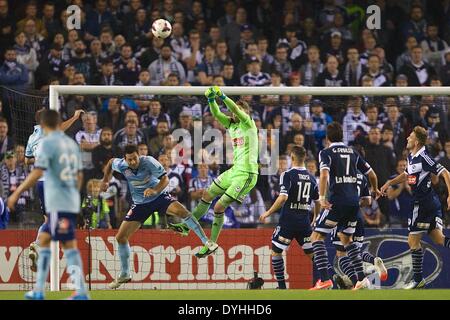 Melbourne, Victoria, Australie. 18 avr, 2014. NATHAN COE gardien de Melbourne sauve un but durant le 2e élimination match final entre Melbourne Victory FC dans et l'Australian Hyundai A-League pour la saison 2013-24 à l'Etihad Stadium, Melbourne, Australie. © Tom Griffiths/ZUMA/ZUMAPRESS.com/Alamy fil Live News Banque D'Images