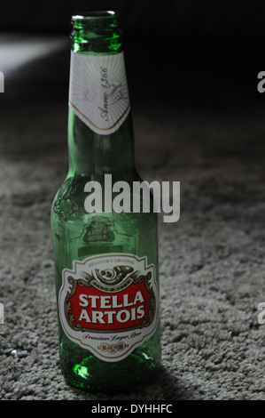 Bouteille de bière Stella Artois. Bouteille vide. Banque D'Images