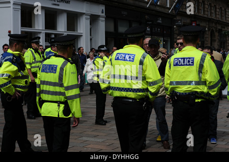 La queue de la police au cours d'une manifestation sur la rue animée de Queen Street, Glasgow. BNP ont été la distribution de tracts. Banque D'Images