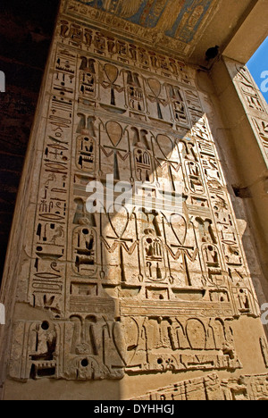 Temple de Ramsès III (1198-1167 av. - XX° Dyn.) à Médinet Habou : reliefs sur les colonnes de la deuxième cour Banque D'Images