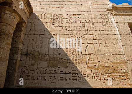 Temple de Ramsès III (1198-1167 av. - XX° Dyn.) à Médinet Habou : reliefs sur mur dans la deuxième cour Banque D'Images