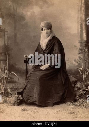 Femme turque, portrait en pied, assis, de face, tenant un parasol, vers 1890 Banque D'Images