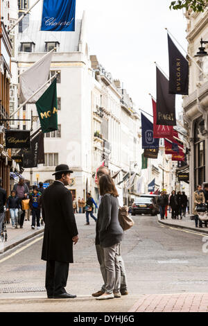 Londres, Royaume-Uni. 18 avril 2014. Bond Street, la rue la plus chère en Europe Vendredi, 18 avril, 2014, Londres, Royaume-Uni. Shop les loyers sur Old Bond Street sont à la hausse autour de 15  % au cours de l'année, atteignant 1 300 livres pour la zone A - la mesure de la partie la plus chère de la boutique. Credit : Cecilia Colussi/Alamy Live News Banque D'Images