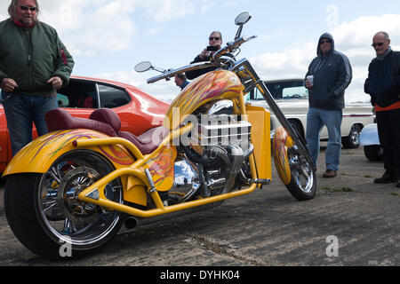 Dunsfold aérodrome, le Cranleigh, UK. 18 avril 2014. Les spectateurs d'admirer l'un des nombreux vélos impressionnant sur l'affichage à ce ans Roues annuel jour car show à Dunsfold aérodrome, le Cranleigh, UK tenue le 18 avril 2014. Credit : Kyle Blunt/Alamy Live News Banque D'Images