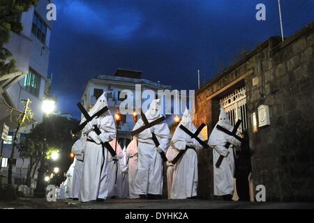 Naples, Italie. 18 avr, 2014. Les Pénitents à capuchon de l'Arciconfraternita de Saint Monica effectuer des croisements et des torches qu'ils prennent part à la procession du Vendredi Saint le long des rues de Sorrente en Italie. Les croyants chrétiens autour de la marque mondiale La Semaine Sainte de Pâques en célébration de la crucifixion et de la résurrection de Jésus Christ. Sorrento le 17 avril 2014 à Naples, en Italie. Credit : Franco Romano/NurPhoto ZUMAPRESS.com/Alamy/Live News Banque D'Images