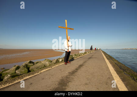 Le Lac Marin, West Kirby, Wirral, UK. 18 avril 2014. Paroissiens transporter autour de la croix de bois Le Lac Marin, West Kirby, Wirral, UK Crédit : Martin Waters/Alamy Live News Banque D'Images