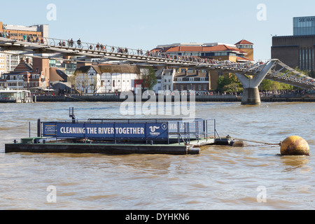 Collecteur de débris passif, poubelle flottant sur la Tamise la collecte des déchets flottants/trash/litière, Londres, Angleterre Banque D'Images