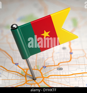 Cameroun petit drapeau sur un fond de carte. Banque D'Images