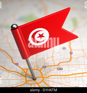 Tunisie petit drapeau sur un fond de carte. Banque D'Images