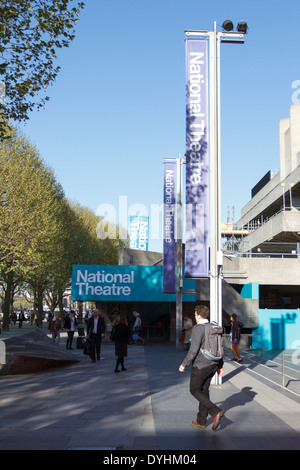 Homme marchant vers le Théâtre National, Southbank, Londres, Angleterre, Royaume-Uni Banque D'Images